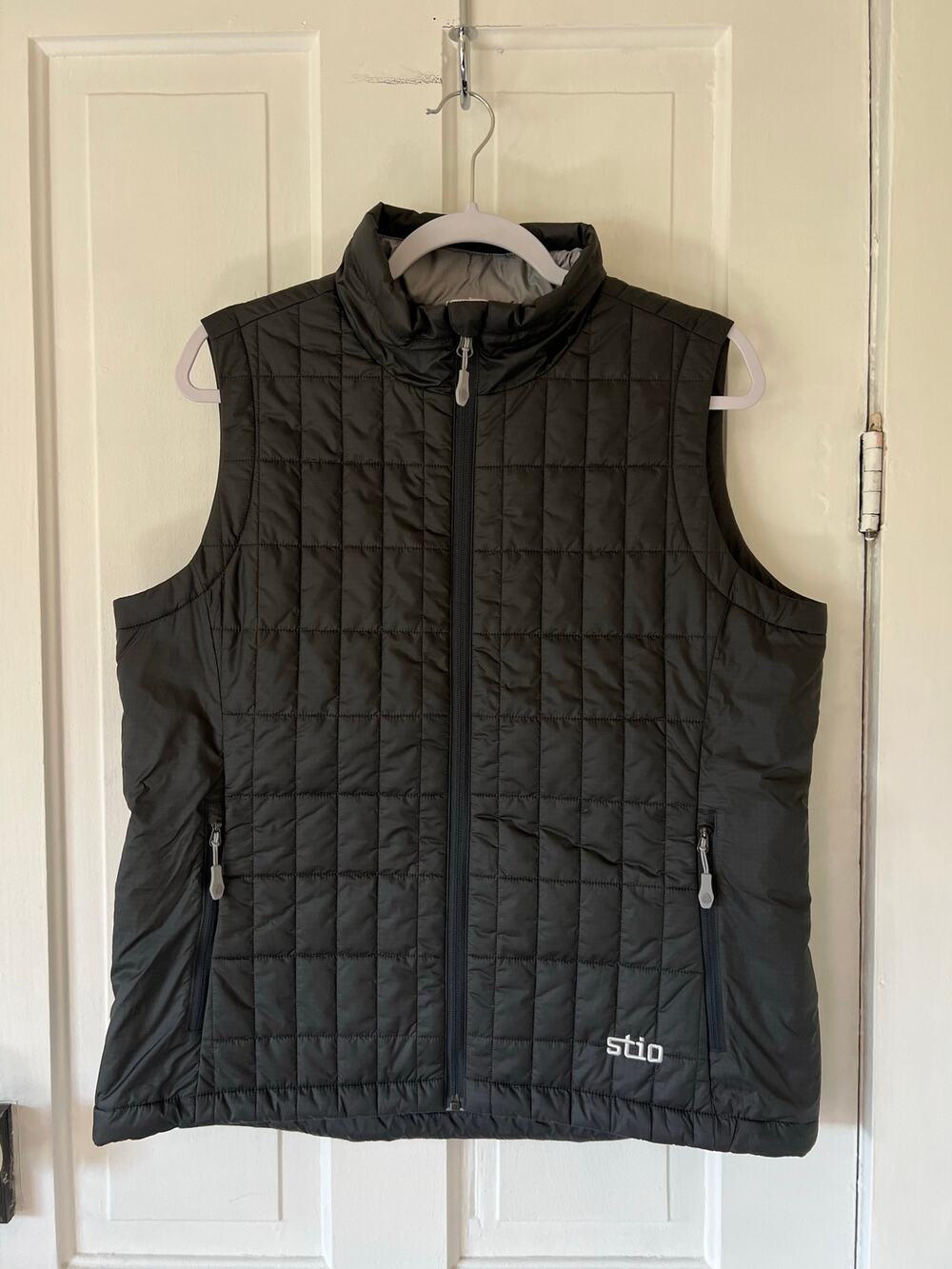 NWT Stio women's large Azura primaloft black vest hike camp ski snowboard winter